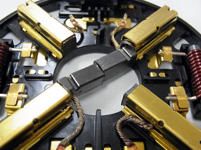 マイナス側ブラシは引っ込んだまま