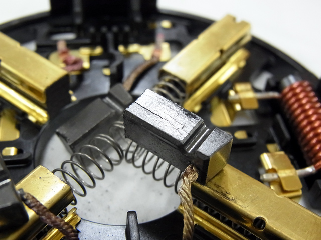 マイナス側ブラシのひび割れ