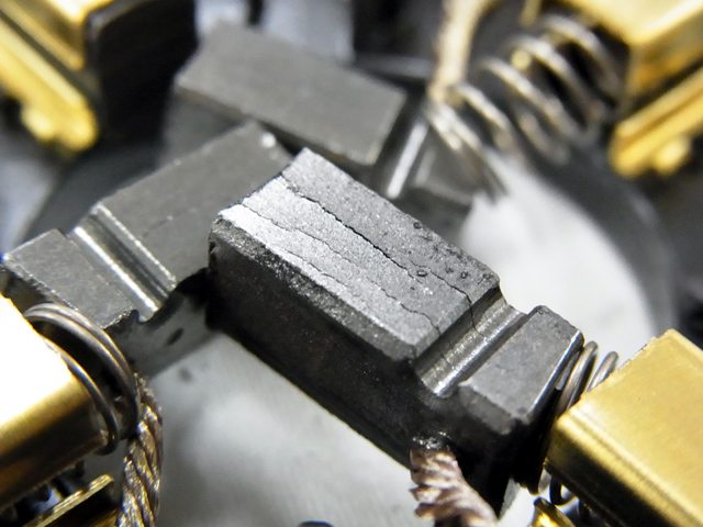 ブラシのひび割れ詳細