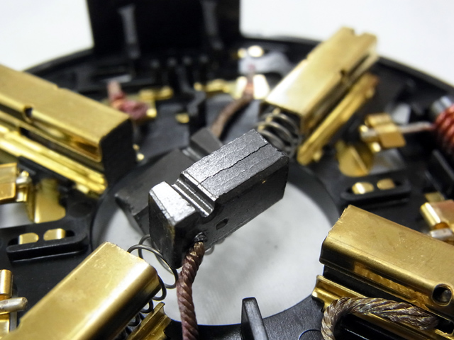 プラス側ブラシも割れている