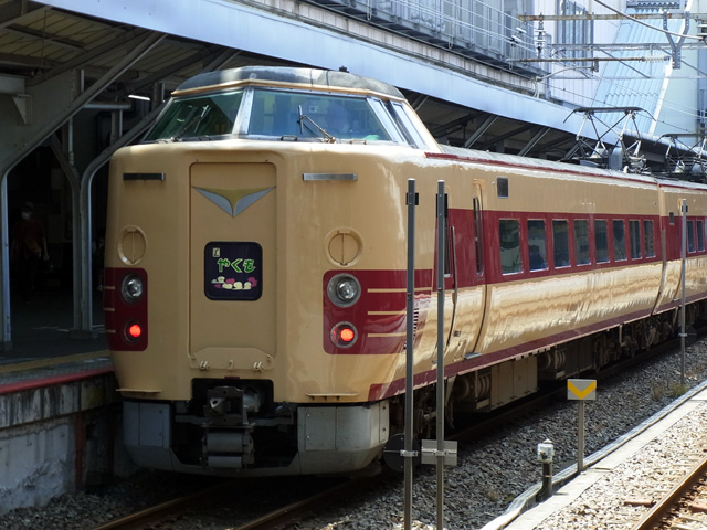 岡山駅での381系