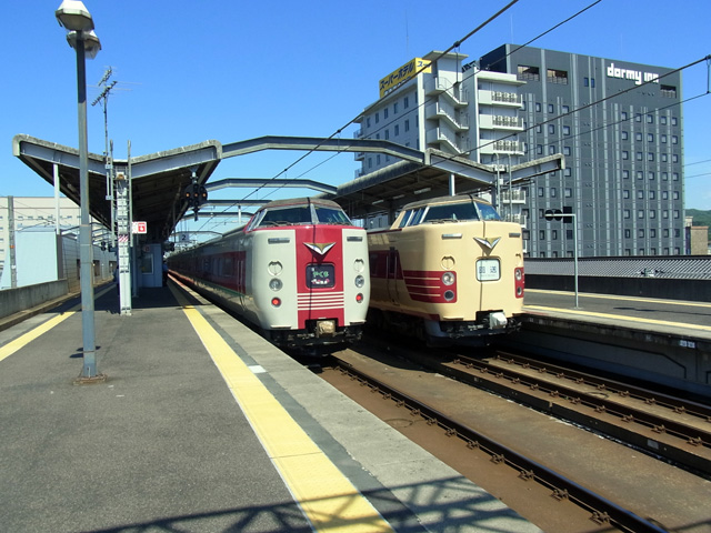 上りのやくもが入線