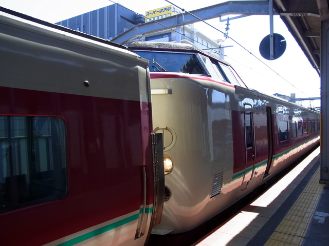 中間車の次に先頭車が連結