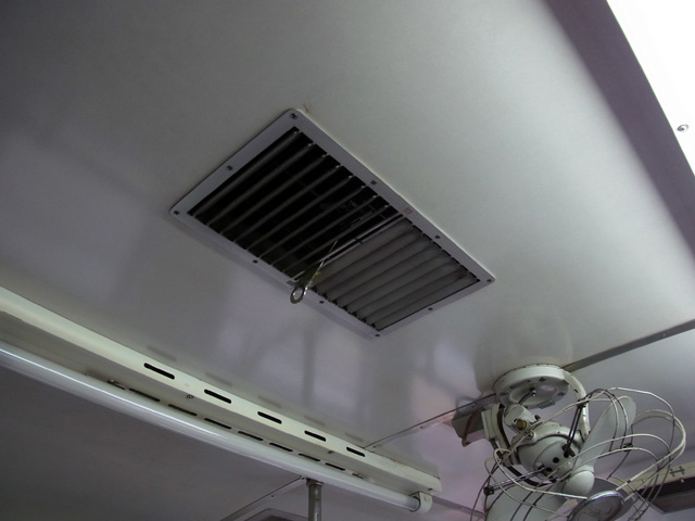 全開状態の押し込み形ベンチレーター