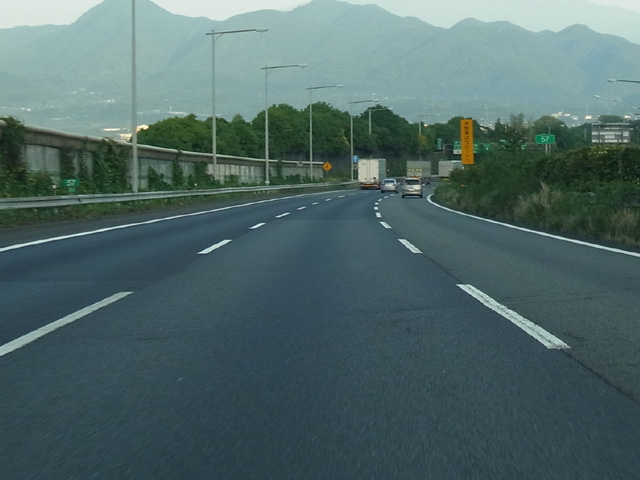 早朝の東名高速道路