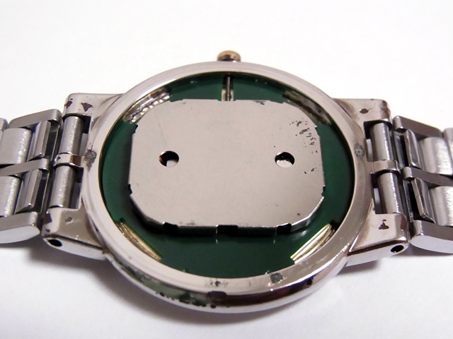 耐磁プレートを載せる