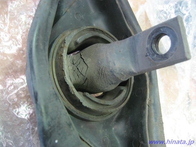 車体から外されたトレーリングアーム