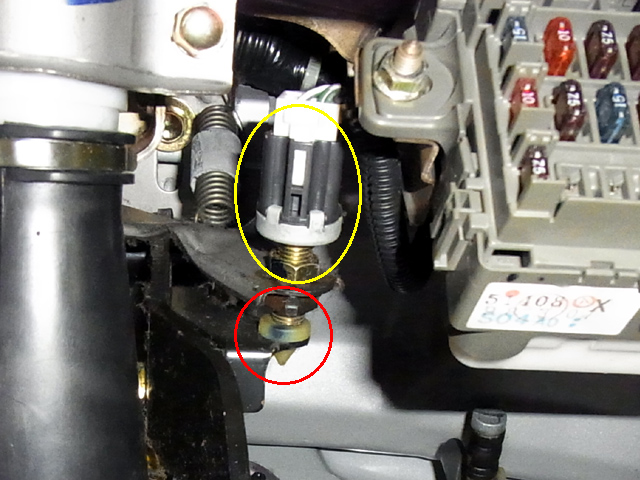 ブレーキランプスイッチ周辺