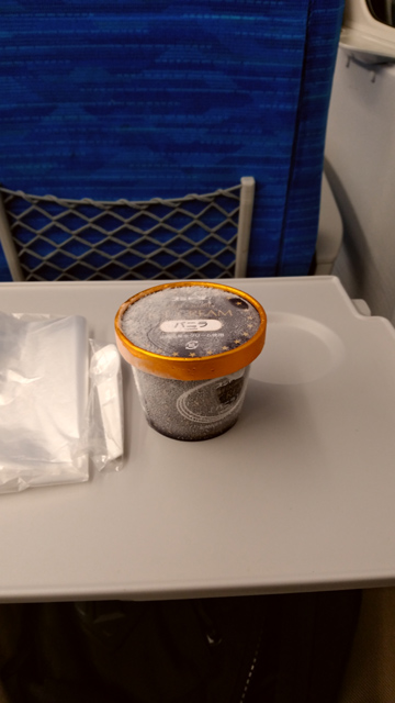 プラスプーンでシンカンセンスゴイカタイアイス