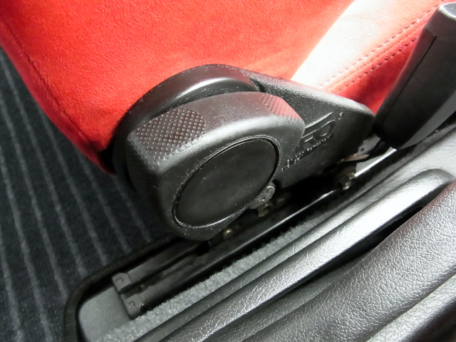 レカロシートのリクライニングダイヤル