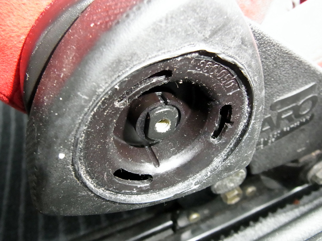 リクライニングダイヤルは引っ張れば外れる