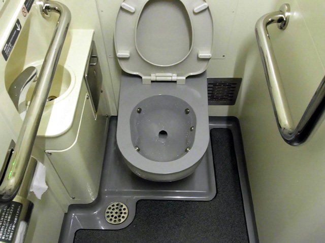 列車用真空式トイレ