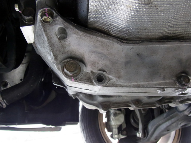 スティフナーの固定ボルト穴