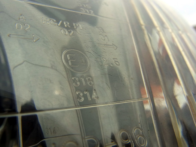 ヘッドライトレンズのひび割れ