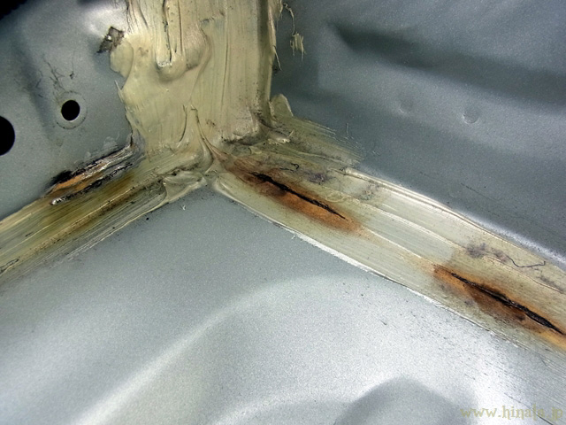 右側フロアの錆