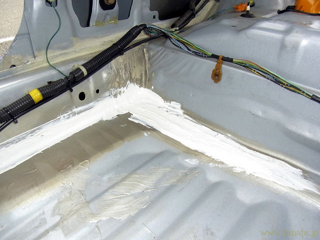 右側フロアの錆緊急補修後