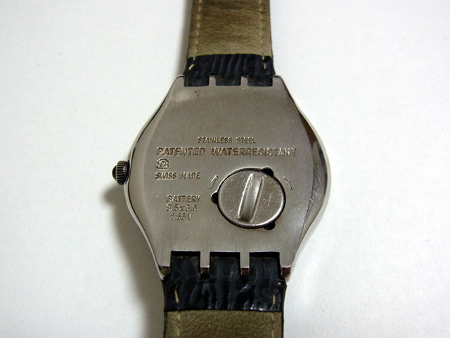 裏は電池蓋のみ