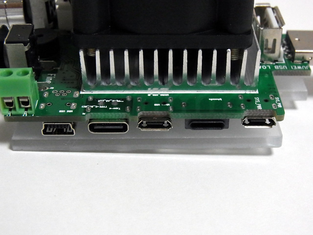 あらゆるUSBポートが付属