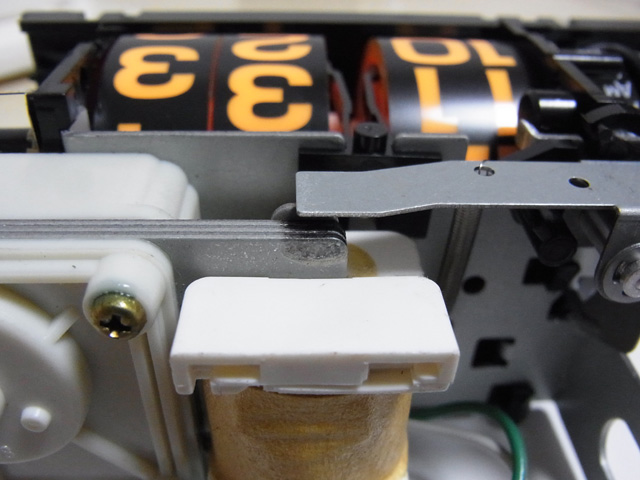 コイルに振動板が接触