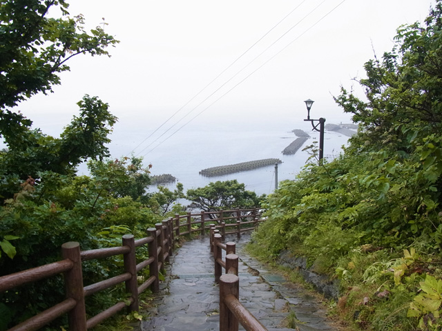 階段国道より海を臨む