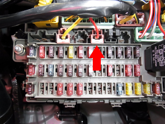 ヒューズボックス内のACCコネクタ