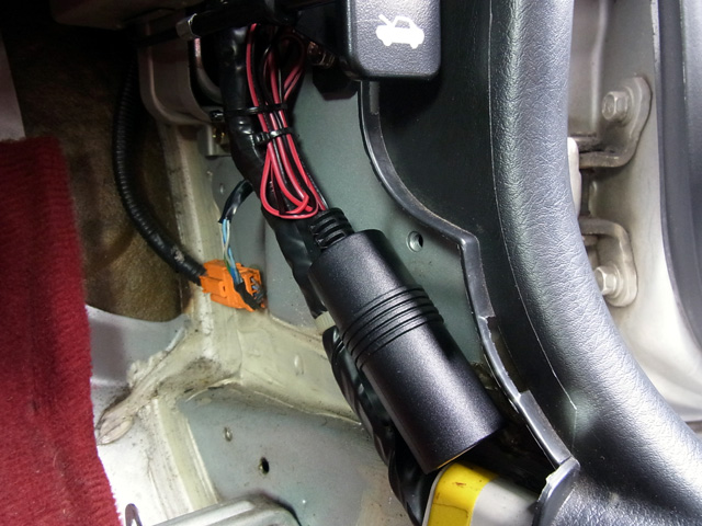 増設したアクセサリーソケットは隠すように