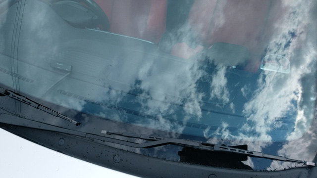 ガラスに反射する夏の空