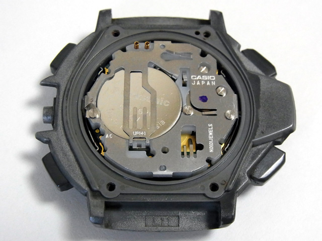 電池の固定金具と新電池をセット