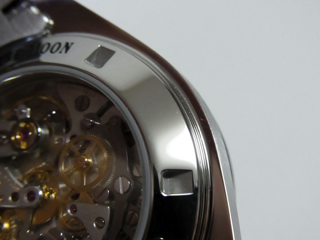 研磨を終えてキレイになった裏蓋