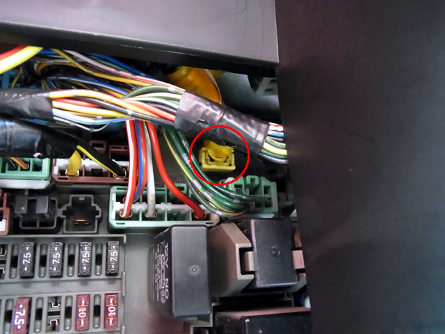 SRSエアバッグのMES2Pカプラの位置