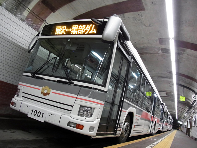 黒部ダム駅での発車待ち