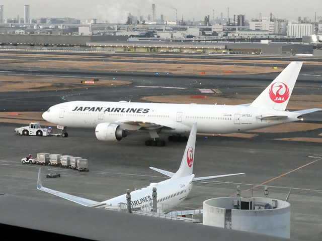 JAL JA702J 777-200ER