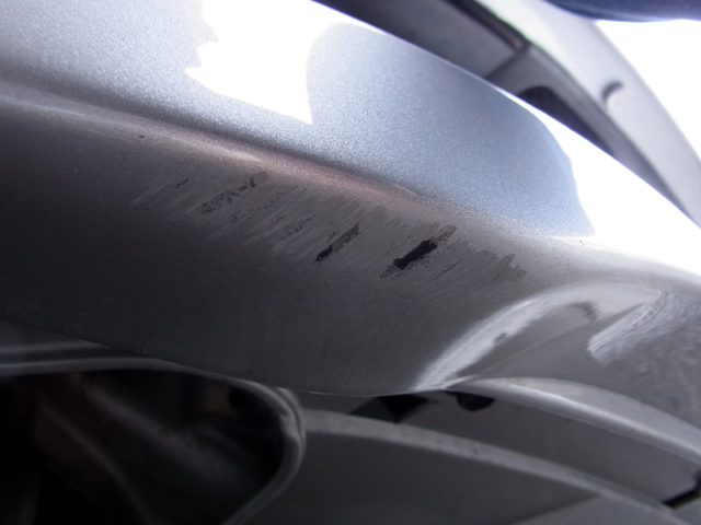 リップスポイラーの擦り傷
