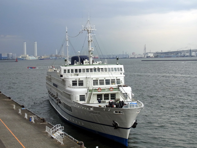 定刻より遅れて出航