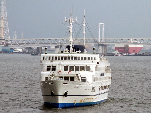 後退しながら港内を航行