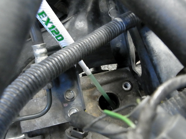 車速センサーの穴から注入