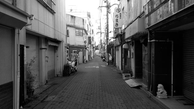 駅前の飲み屋街