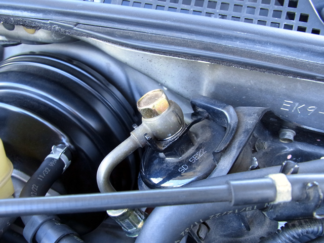 燃料フィルターとフューエルフィードホースの接続部