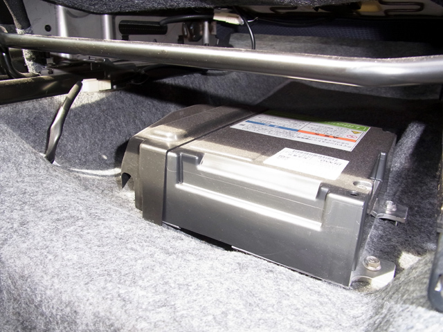 助手席の下にナゾの箱