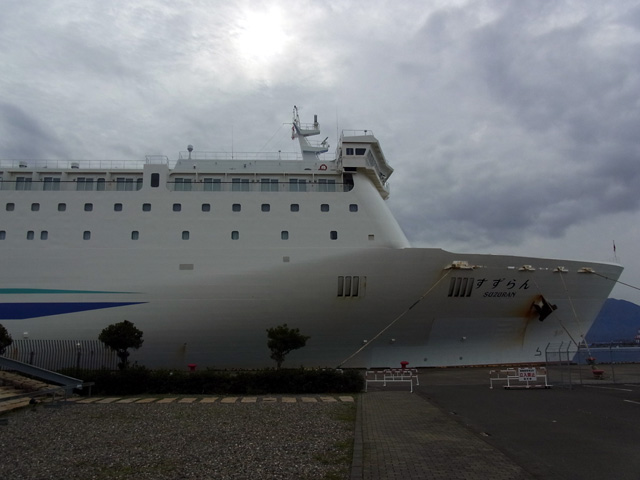 欠航により停泊中