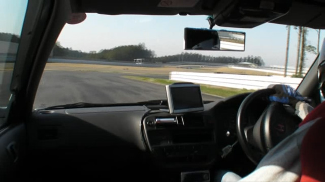 4コーナー前で減速不十分