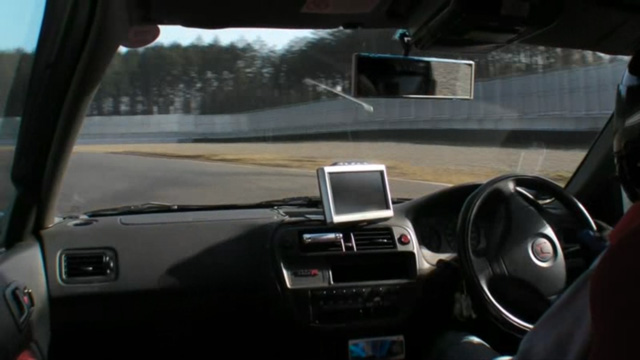 グラベルゾーンに突っ込む