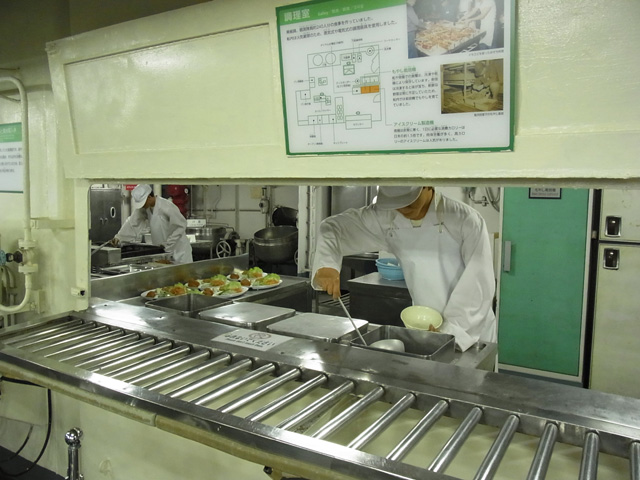 砕氷艦ふじの食堂