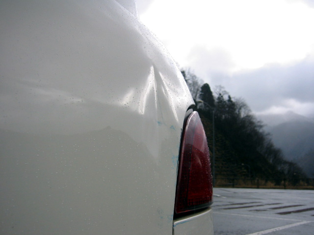 凹んだリアパネル