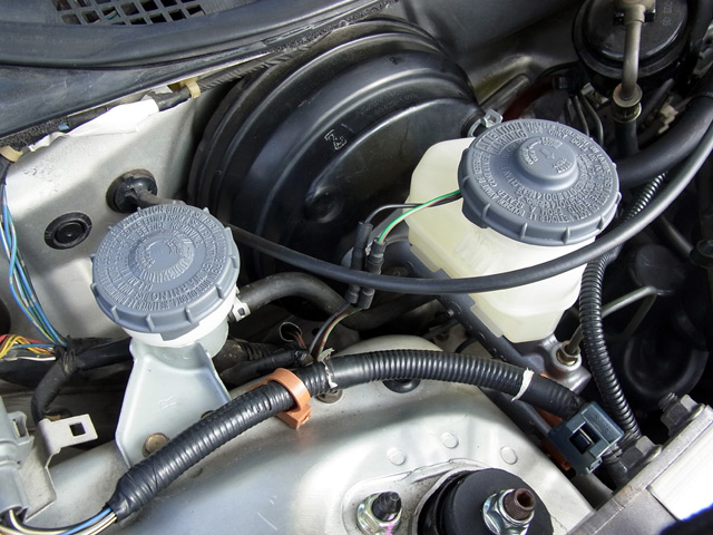 ブレーキブースターとブレーキマスターシリンダー