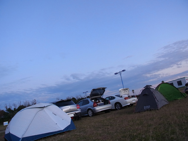 日没後のキャンプ準備