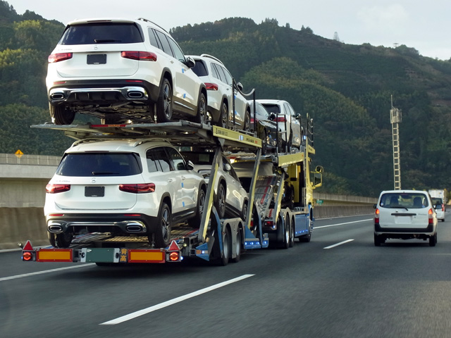 メルセデスを載せた積車