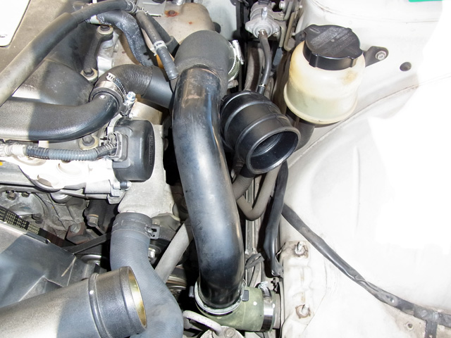 コンプレッサーとインタークーラーを繋ぐパイプ