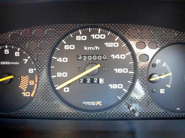 オドメーターは32万キロ