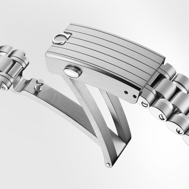 Ωマーク入りのバックル